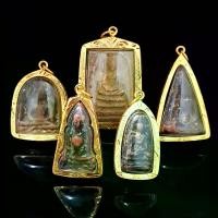 ราคา พร้อมส่งจากไทย จี้พระ พระเครื่อง พระชุดเบญจภาคี(พระสมเด็จ+พระซุ้มกอ+พระนางพญา+พระผงสุพรรณ+พระรอด)เนื้อผงพุทธคุณเก่า พุทธคุณ ปกป้องคุมครองป้องกันภัย แคล้วคลาด โชคลาภ(เลี่ยมกรอบทอง) (1733849971323602290