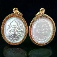 ราคา จี้พระ พระเครื่อง จี้พระพิฆเนศปางประทานพร (องค์เงินเลี่ยมกรอบทองไมครอน)ขนาด2.0*3.0ซม. พร้อมธูปตัวเลข1ชิ้น (1731544519294945928)