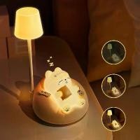 ราคา 【JIJO】 โคมไฟตั้งโต๊ะ LED สำหรับกลางคืน ลายการ์ตูนสัตว์น่ารัก (หมี หมู แมว สุนัข) ชาร์จแบตเตอรี่ผ่าน USB ปลอดภัยต่อดวงตาเด็ก แสงสีขาวอุ่น เป็นโคมไฟตั้งโต๊ะ (1735358637038732735)