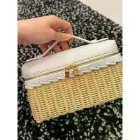 ราคา กระเป๋าใส่อาหารกลางวัน L19 กระเป๋าถือขนาดเล็ก กระเป๋าเคลลี่ กระเป๋าสะพายข้าง กระเป๋าสานหวาย กระเป๋าเครื่องสำอาง กระเป๋าสานไม้ไผ่ (1734648536307631133)