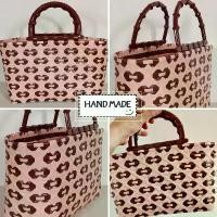 ราคา กระเป๋าแฮนด์เมด กระเป๋าสานพลาสติก ขนาด25×11สูง28เซนติเมตร ปากกว้าง32เซนติเมตร สานจากเส้นพลาสติกตราลูกโจ้ เป้ เดิน ป่า (1734133548746900961)