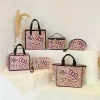 ราคา กระเป๋าถือ HelloKitty ของแท้ใหม่ กระเป๋าใส่ของใช้ในห้องน้ำ กระเป๋าเครื่องสำอาง กระเป๋าโท้ท กระเป๋าคุณแม่ กล่องข้าว (1733672055826974449)