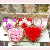ราคา ของขวัญวันวาเลนไทน์ กล่องรูปหัวใจบรรจุดอกไม้สบู่ 6 ดอก กุหลาบ สำหรับงานแต่งงาน/ขึ้นบ้านใหม่ ดอกไม้ปลอม ของชำร่วย ของขวัญวันเกิด (1733968660929218267)