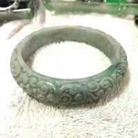 ราคา กำไลหยก หยกพม่า สีธรรมชาติ แกะสลักลายสวยหายาก ทรงท้องปลิง ขนาดใหญ่ jadeite A (1734246960515744846)