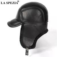 ราคา ของแท้ หมวกฤดูหนาวผู้ชาย LA SPEZIA ทำจากหนังแกะแท้ หมวกบอมเบอร์มีปีกปิดหู สีดำ อุ่น หนา กันลม เหมาะสำหรับสกีและหิมะ หมวกรัสเซียผู้ชาย (1735185339796128901)