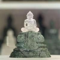 ราคา พระแก้วจุยเจีย หินจุยเจีย 3 นิ้ว ควอตซ์ใส แกะสลัก รูปทรง พระแก้วมรกต ปางสมาธิ พร้อมฐาน หินเขียว แกะสลัก ลายกนกลายไทย (1732142992232646301)