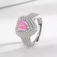 ราคา In-stock European and American fashion minimalist pink zircon ring for women, high-end copper plated with platinum, niche simple Korean style ring แหวน คู่ เงิน แท้ มี ใบ รับปร (1735016943474345248)