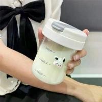 ราคา แก้วน้ำสำหรับเด็ก ทนต่อการตกกระแทกและทนความร้อนสูง แก้วน้ำพิเศษสำหรับนักเรียนประถม แก้วพลาสติกพกพาพร้อมมาตรวัด แก้วเชค โปรตีน ถ้วย เก็บ ความร้อน แก้ว อุณหภูมิ ร้อน เย็น ❄️ (1734822435734520967)