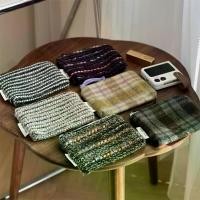 ราคา [กระเป๋าผ้าซูซี] กระเป๋าใส่เหรียญลายสก็อตวินเทจ ขนาดเล็กสำหรับใส่ลิปสติก คุชชั่น และผลิตภัณฑ์สำหรับประจำเดือน ใบ สั้น หนัง แท้ (1734585862375441455)