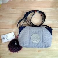 ราคา กระเป๋าสะพาย Kipling GONLAISURE GA รุ่น CAI ขนาดมินิใหม่ สีเทา วัสดุทำจากไนล่อนบุใยนุ่มด้านในใต้ผ้าอีกที ทำให้สัมผัสนุ่มมือน่าใช้ (1411648004)