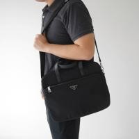 ราคา พร้อมส่งรุ่นใหม่ จากแบรนด์ Prada เหมาะกับคุณผู้ชายวัยทำงาน สมาร์ทมากๆค่ะ วัสดุทำจากผ้าNylonอย่างดีกันน้ำได้ 100 อะไหล่เงินทั้งใบ ด้นหน้ามีโลโก้แบรนด์ชัดเจนเด่นมมากค่ะ (1608098265)
