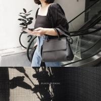 ราคา VARA กระเป๋าสะพายหนังแท้รุ่น SNAP Size Medium Ebony Black (1579974213)