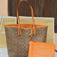 ราคา Coach แท้ สวยคุ้ม ซื้อ1เหมือนได้ 3 คุ้มมาก หายากมาก Coach reversible city tote in signature (338861171)