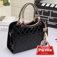 ราคา กระเป๋าแฟชั่นนำเข้า รุ่น PA 002 แบบคล้องแขน ตัวกระเป๋าเป็นหนัง PU เกรด A ปั๊มลาย สวยๆ เรียบหรูดูไฮโซ ใส่ของได้เยอะ เหมาะสำหรับสาวๆที่ชอบความเรียบหรูดูดีมีสไตล์ (1091524225)