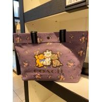 ราคา พร้อมส่ง แท้ 100 New Coach รุ่น DISNEY X COACH TOTE WITH ROSE BOUQUET PRINT AND ARISTOCATS COACH 91130 QB DUSTY LAVENDER MULTI (1700626179)