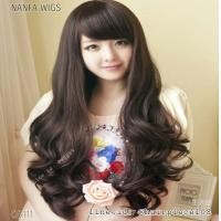 ราคา wigs วิกผม ทรงลอนยาว มีหน้าม้าปัดข้าง มีหนังศรีษะเสมือนจริง ทำจากเส้นไหมเกรดเอ ทนความร้อนได้สูง สามารถ หวี หนีบ สระ ได้ ยาว 67 ซม สีช็อคโกเเลต (519088997)