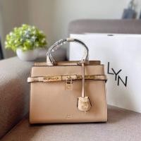 ราคา กระเป๋าLYN รุ่น New Lyn UNM Metal Decorative Crossbody Bag Diane M Tote Bag ฐานกว้าง 9 5 นิ้ว (10842529085)