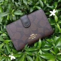 ราคา กระเป๋าสตางค์ใบกลาง COACH MEDIUM CORNER ZIP WALLET IN SIGNATURE CANVAS (10558093391)