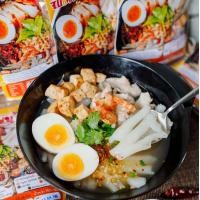 ราคา ก๋วยเตี๋ยว เส้นใหญ่ น้ำใส แถมหมูยออบแห้ง กุ้งแห้ง ต้นหอมผักชี กระเทียมเจียว พริกผัด ก๋วยเตี๋ยว กึ่งสำเร็จรูป (16109874140)