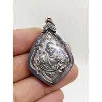 ราคา เหรียญรุ่นแรก หลวงพ่อรุ่ง วัดท่ากระบือ ปี 2484 เนื้อเงินพร้อมเลี่ยมกรอบเงินเก่าพร้อมใช้งาน (14222237705)