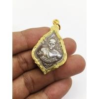 ราคา เหรียญรุ่นแรกหลวงพ่อรุ่ง วัดท่ากระบือ ปี 2484 เนื้อเงิน พร้อมเลี่ยมกรอบทองไมครอน (11545817242)