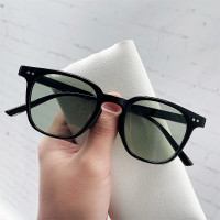 ราคา SUNYMALL แว่นกันแดดป้องกันรังสีแฟชั่นสำหรับผู้หญิงและผู้ชาย แว่นตาป้องกันรังสียูวีกลางแจ้ง แว่นตากันแดดกรอบสี่เหลี่ยมสีดำสำหรับสุภาพสตรีและสุภาพบุรุษ (16229393769)