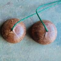 ราคา เดินกะลาของเล่นเด็กสมัยโบราณ Walking with coconut shells (6239690123)