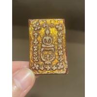 ราคา สมเด็จทรงครุฑ ซุ้มลายดอกพิกุล ลงรักปิดทองเก่า หลังฝังตะกรุด (18450796612)