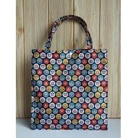 ราคา กระเป๋าผ้า ถุงผ้าช้อบปิ้ง ถุงผ้าลดโลกร้อน ถุงผ้าแฟชั่น มีแผ่นรองก้นกระเป่า กระเป๋าทรงA4 มีเม็ดดุม กันน้ำ ลาย ขาว ขนาด 12 5x12x4 นิ้ว (4298126431)