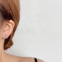 ราคา earika earrings tiny snowflake ต่างหูแป้นรูปเกล็ดหิมะเงินแท้ มีให้เลือกสองสี เหมาะสำหรับคนแพ้ง่าย (14409864158)