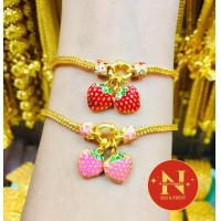 ราคา สร้อยข้อมือ สี่เสาห้อยสตอเบอรี่ลงยา น้ำหนัก 2 สลึง งานสวยเสมือนจริง ทองหุ้ม ทองชุบ นพคุณห้างทอง (19482462361)