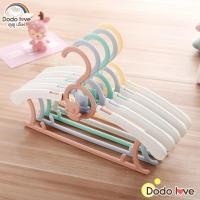 ราคา DODOLOVE ไม้แขวนเสื้อ สำหรับเด็ก เซ็ท 5 ชิ้น ไม้แขวนเสื้อผ้า ไม้แขวนผ้า คละสี (9277479829)