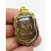 ราคา เหรียญเสมาหลวงปู่ทวดรุ่น 3 เนื้อทองแดง ปี 2504 วัดช้างให้ พร้อมเลี่ยมกรอบทองไมครอน (16019392949)
