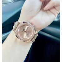 ราคา นาฬิกาข้อมือผู้หญิง ตัวเรือนล้อมคริสตัล สายหนัง ผ้าลาย C พร้อมส่งจากไทย เเถมฟรีถุงฝ้าสีดำสำหรับใส่นาฬิกา (13366284770)