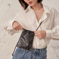 ราคา LONGLAI KYLIE BAG กระเป๋าคล้องคอ สีดำ (3008840236)