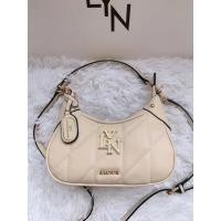 ราคา พร้อมส่งกระเป๋าทรง HOBO LYN AMOUR คอลเลคชั่นใหม่ล่าสุด พร้อมหูจับเเเละสายสะพาย (20499293950)