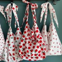 ราคา กระเป๋าผ้าลายเชอร์รี่ สตอร์เบอร์รี่ แอปเปิ้ล สายผูกโบว์น่ารัก (17456435173)