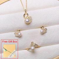 ราคา ชุดเครื่องประดับผู้หญิง24K ชุบทองไข่มุก3in1สร้อยคอจี้รูปหงส์ต่างหูเม็ดกลมแหวนแบบปรับขนาดได้ (19656512160)