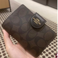 ราคา แท้100 กระเป๋าสตางค์ Coâćh C0082 กระเป๋าสตางค์ผู้หญิง กระเป๋าสตางค์ใบกลาง กระเป๋าตัง กระเป๋าเงิน (17993715311)
