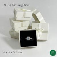 ราคา กล่องแหวน กล่องใส่ต่างหู กล่องจั่วปัง กล่องใส่เครื่องประดับ ใส่ แหวนทอง แหวนเพชร กล่องของขวัญใส่แหวน เพิ่มความประทับใจ สีครีม 5x5x2 5cm (17026443101)
