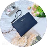 ราคา H329 8 329 8ถูกที่สุด กระเป๋าสตางค์พร้อมสายคล้องมือ กระเป๋าสตางค์ รุ่นซิป แบบบางคล้องมือ ไซส์ M วัสดุ หนัง PU (17822541107)