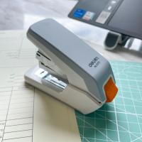 ราคา Deli ที่เย็บกระดาษประหยัดแรง เครื่องเย็บกระดาษ แม็ก สามารถเย็บได้สูงถึง 60 แผ่น อุปกรณ์สำนักงาน ที่เย็บกระดาษ (19798773643)