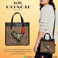 ราคา COACH X MICHAEL B JORDAN FIELD TOTE 22 IN MUMMIFIED SIGNATURE CANVAS WITH REXY (19664508123)