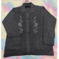 ราคา เสื้อกันหนาวอันนา ตัวละ 199 บาท รอบอก 36 42ใส่ได้ มี 5 สี สีเทาอ่อน สีเทาเข้ม สีน้ำตาล สีแดงเข้ม เสื้อผ้าไหมพรมปักดอกไม้ (16440133049)