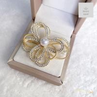 ราคา เข็มกลัดมุกทรงดอกไม้ประดับเพชรสลับสายสีทอง (19885090980)