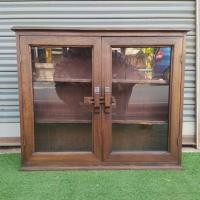 ราคา ตู้โชว์ ไม้สัก ตู้กระจก ตู้ยา แขวนผนัง Teak display cabinet wall mounted ขนาด กว้าง60xลึก14xสูง50 cm ประตูกระจก 2 บานเปิด มี 3 ชั้น สีโอ็ค ประกอบสำเร็จแล้ว (18270867931)