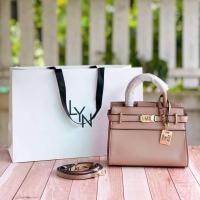 ราคา กระเป๋า Lyn แท้ กระเป๋าถือ มีสายยาวสะพายข้าง รุ่น Atlantis S Handbag ไซส์ 8 นิ้ว (13647946106)