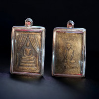 ราคา สมเด็จแหวกม่านหลังรูปเหมือนหลวงพ่อกวย เนื้อผงพุทธคุณ เลี่ยมกรอบสแตนเลสแท้ ไม่ลอกไม่ดำ (20616239049)