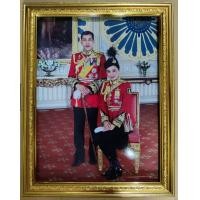 ราคา กรอบรูปกระจกมงคลในหลวงรัชกาลที่10และพระบรมราชินีชุดแดง ขนาด 18x23 นิ้ว (10751878739)