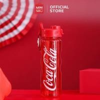 ราคา MINISO x Coca Cola ขวดน้ำพลาสติก ขนาด 750ml Coca Cola Large Plastic Bottle สุ่มคละลายส่ง (9868646601)